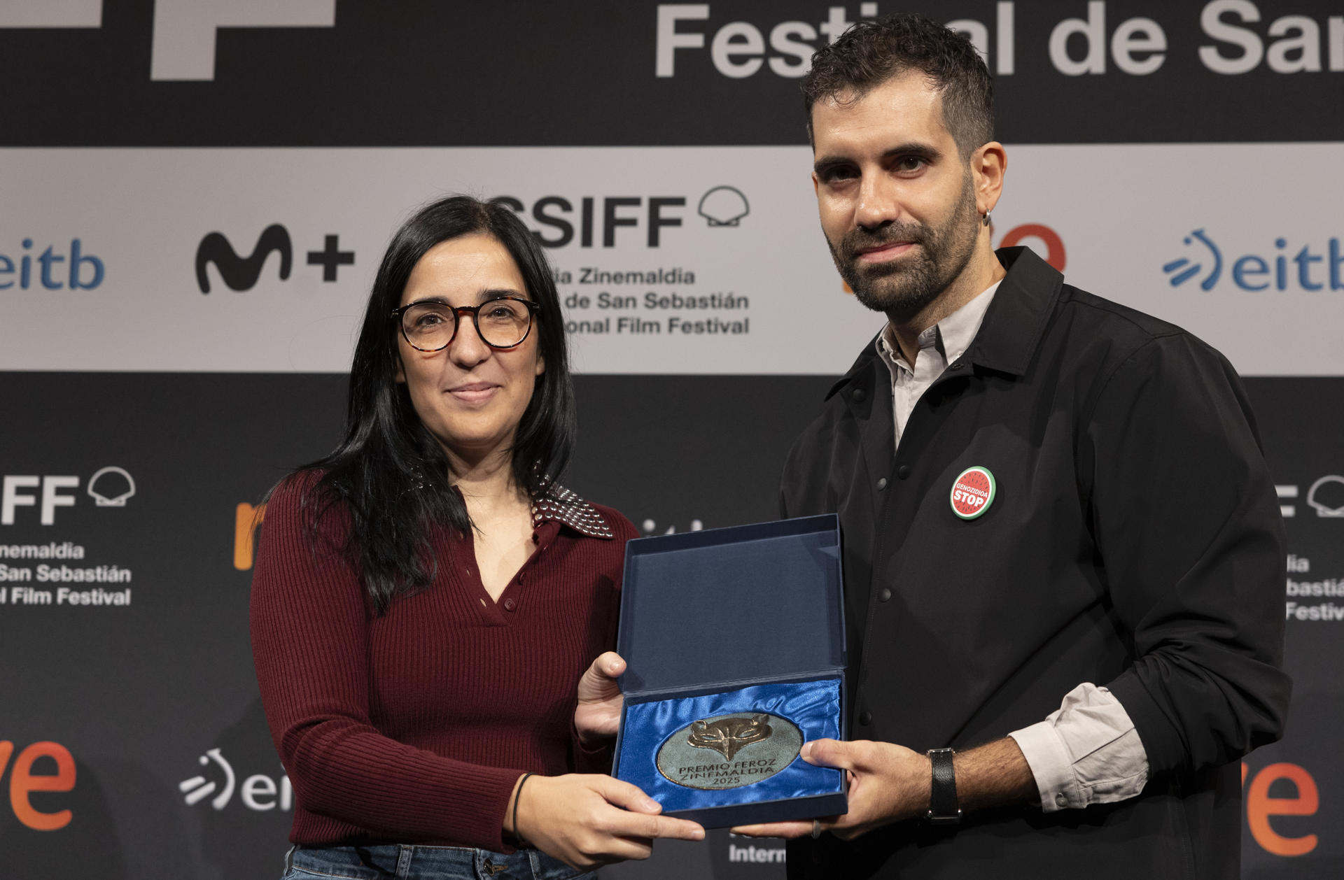 La directora Alauda Ruiz de Azua ha recibido el premio Feroz Zinemaldia por la película 'Los domingos' de manos del actor Tamar Novas, este sábado, en el 73 Festival Internacional de Cine de San Sebastián. EFE/ Javier Etxezarreta