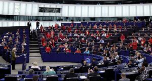 La presidenta de la Comisión Europea, Ursula von der Leyen (I), interviene en un debate sobre el 'Estado de la Unión' en el Parlamento Europeo en Estrasburgo, Francia, el 10 de septiembre de 2025. La sesión plenaria actual se celebra del 08 al 11 de septiembre de 2025. (Francia, Estrasburgo) 
EFE/EPA/RONALD WITTEK