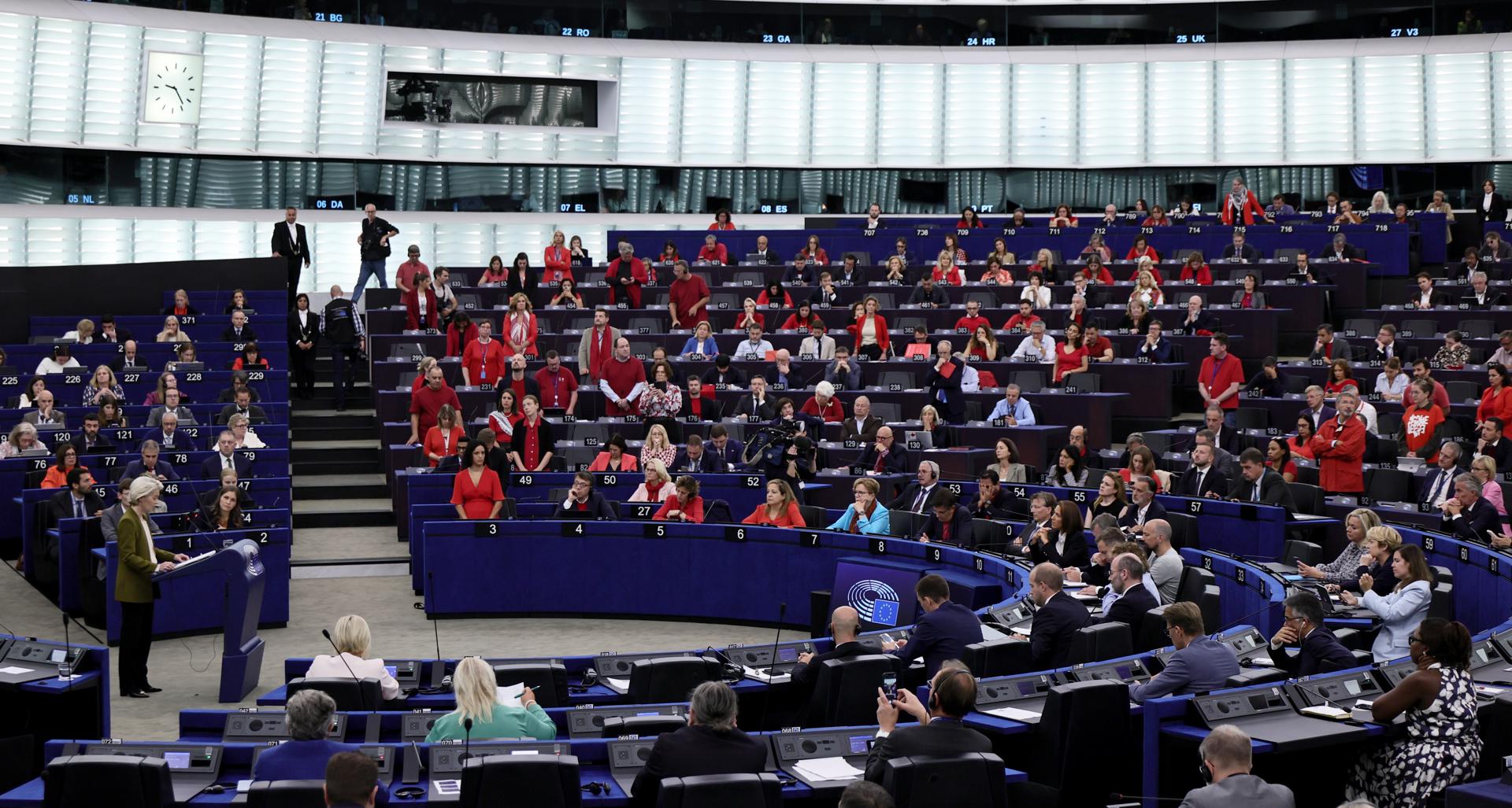 La presidenta de la Comisión Europea, Ursula von der Leyen (I), interviene en un debate sobre el 'Estado de la Unión' en el Parlamento Europeo en Estrasburgo, Francia, el 10 de septiembre de 2025. La sesión plenaria actual se celebra del 08 al 11 de septiembre de 2025. (Francia, Estrasburgo) 
EFE/EPA/RONALD WITTEK