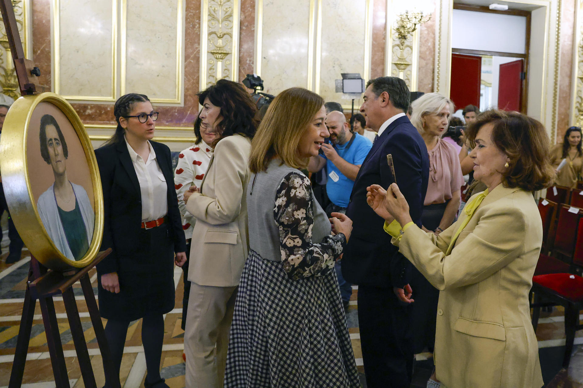 La presidenta del Congreso, Francina Armengol (c) junto a Carmen Calvo (d), la artista Soraya Triana Hernández (i) y otros asistentes a la presentación del tondo de la diputada Clara Campoamor que ha tenido lugar en el marco del acto de Conmemoración XCII Aniversario de la Aprobación del Sufragio Femenino en España, este martes. EFE/Javier Lizón
