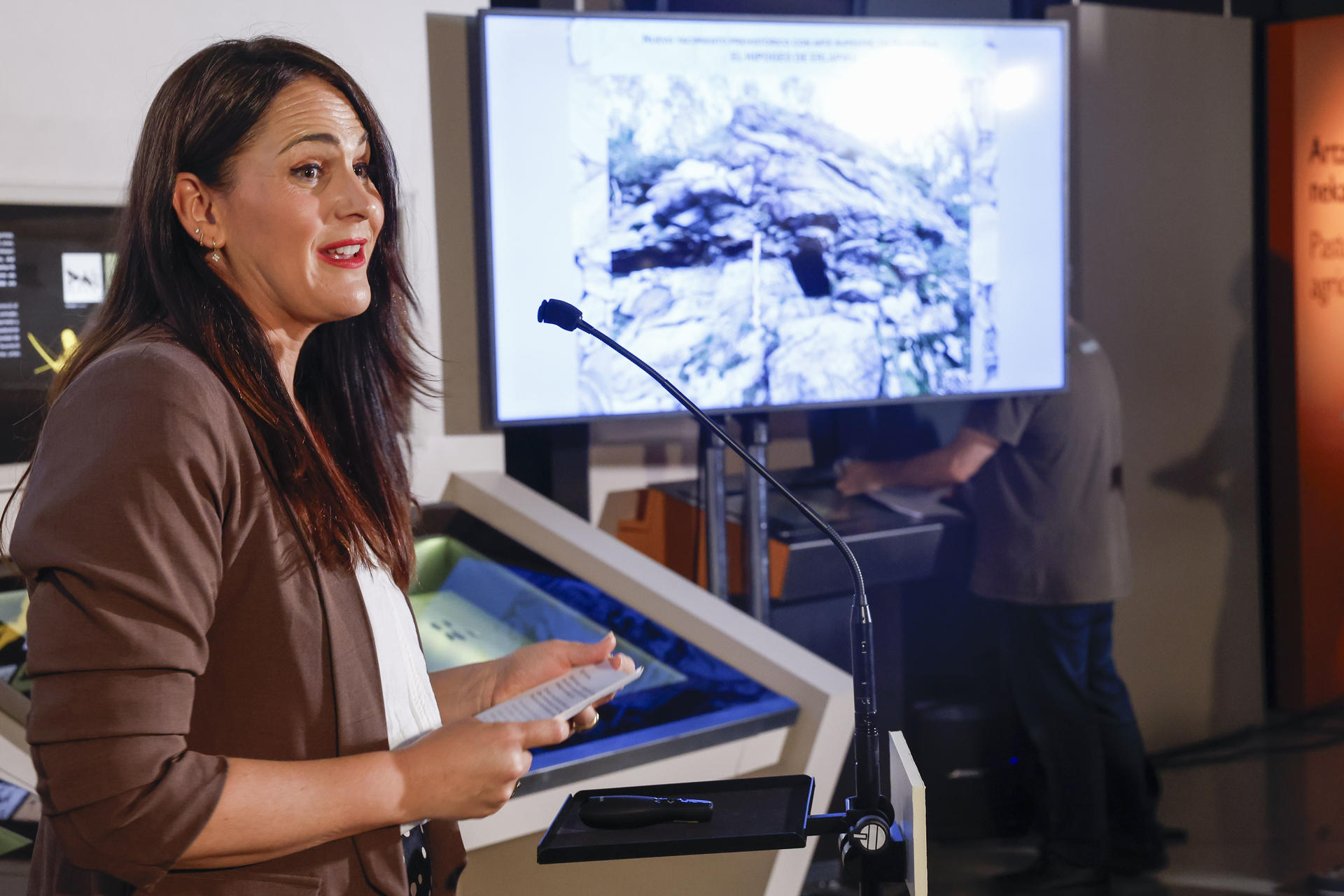 La diputada foral de Euskera, Cultura y Deportes, Leixuri Arrizabalaga, y la alcaldes de Gamiz-Fika (Bizkaia), Ana Rubio (d), interviene este miércoles en Bilbao durante la presentación de Erlapiku, un nuevo yacimiento con arte rupestre prehistórico en Bizkaia, así como de nuevas imágenes localizadas en Armintxe. EFE/ Miguel Toña