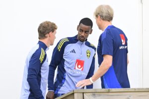 Alexander Isak (C), nuevo delantero del Liverpool, llega este martes a una sesión de entrenamiento de la selección sueca en el complejo deportivo Bosoen, en las afueras de Estocolmo. EFE/EPA/JONAS EKSTROMER