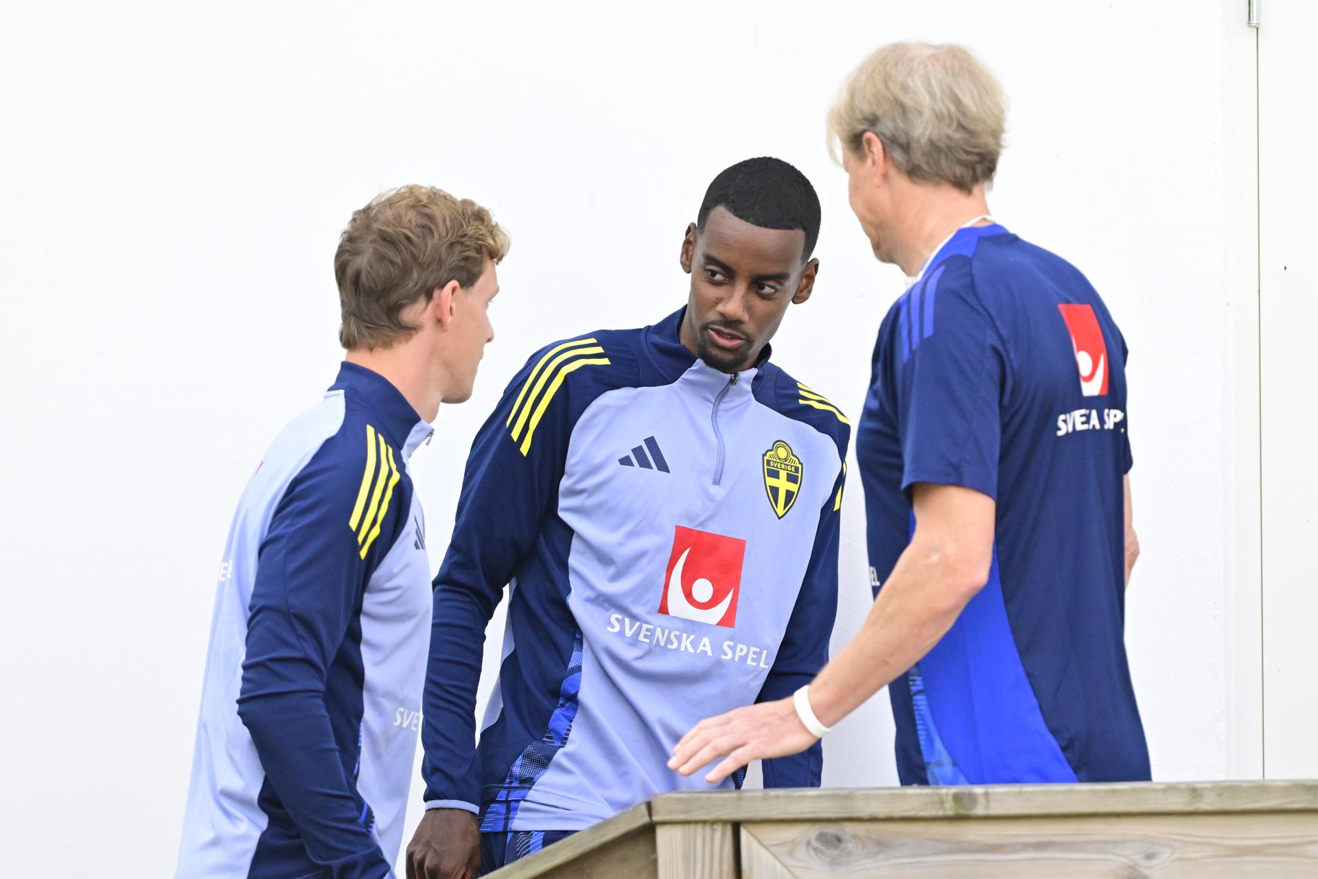 Alexander Isak (C), nuevo delantero del Liverpool, llega este martes a una sesión de entrenamiento de la selección sueca en el complejo deportivo Bosoen, en las afueras de Estocolmo. EFE/EPA/JONAS EKSTROMER