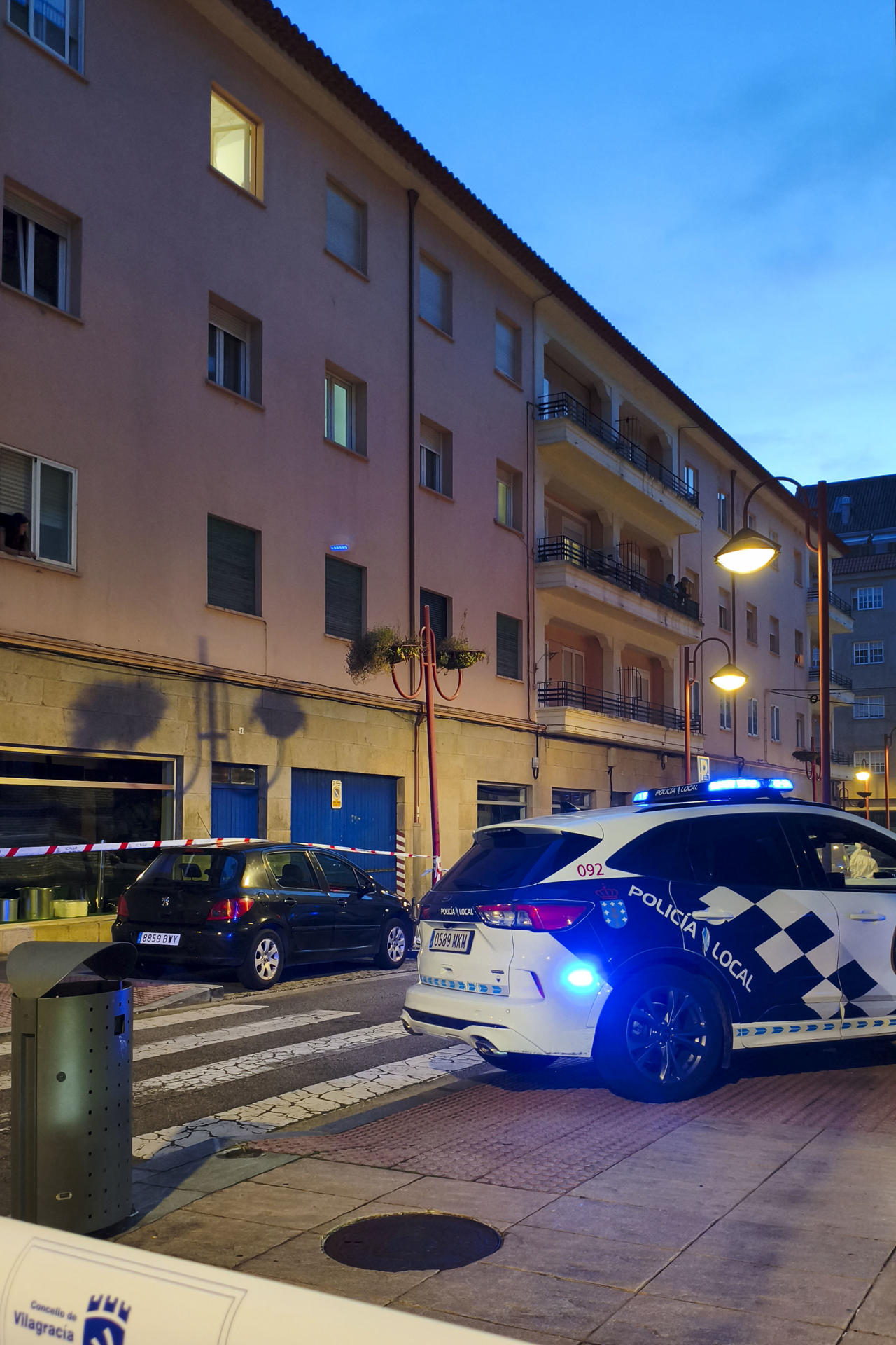 Miembros de la Policía Municipal se han personado en la calle Duque de Rivas de la localidad pontevedresa de Vilagarcía de Arousa donde un joven de 22 años está siendo investigado por la muerte violenta este viernes de su madre, de 61años. EFE / Josechu Ortiz.
