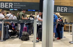 Las largas colas, las cancelaciones de vuelos y la confusión entre los pasajeros son la tónica este sábado en el aeropuerto de Bruselas y en el de Heathrow, en Londres, debido a un ciberataque que también ha afectado al aeródromo de Berlín-Brandeburgo, en Alemania. EFE/Salvador Martínez Mas