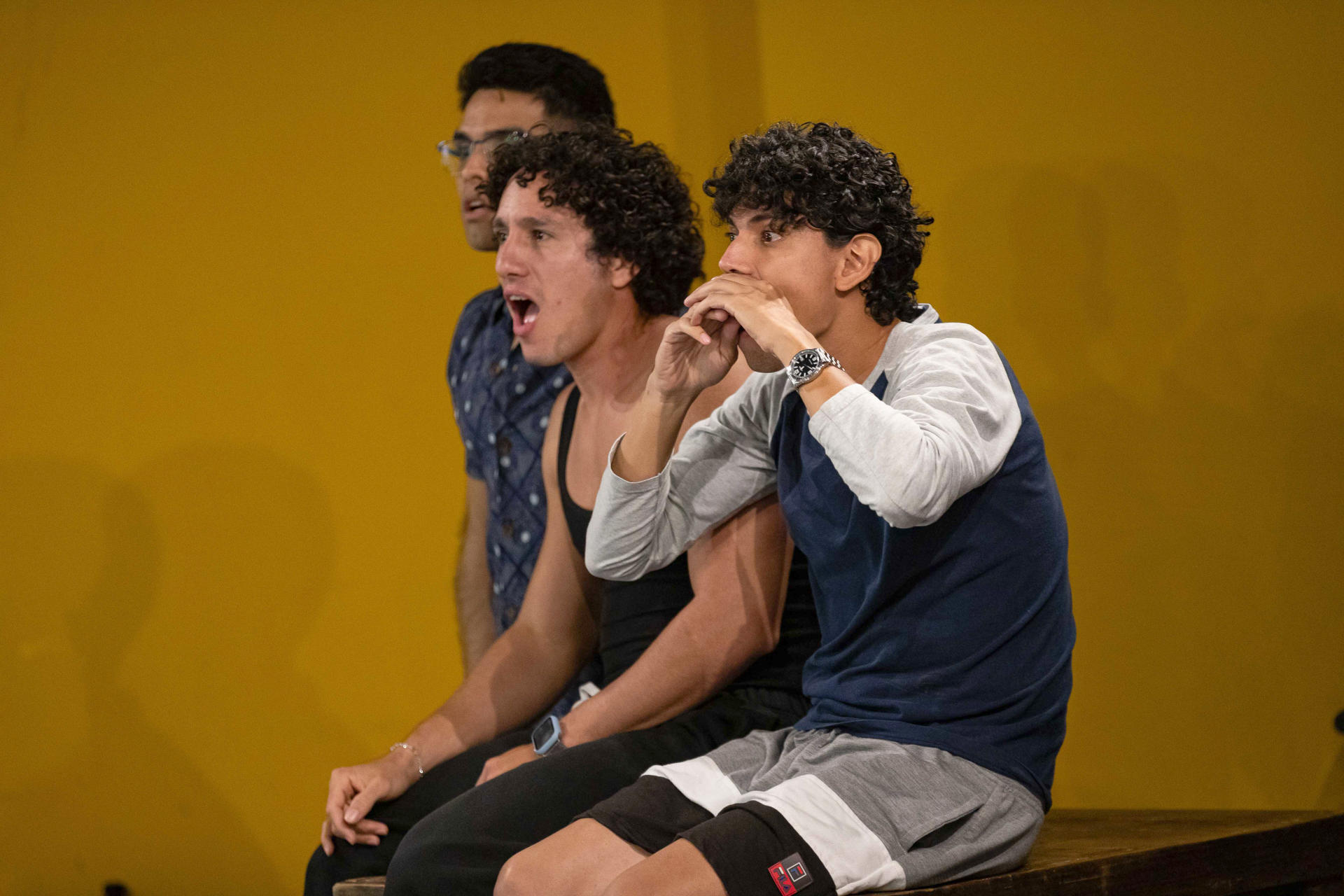 Fotografía del 27 de agosto de 2025 que muestra a actores ensayando la obra de teatro musical 'Mamma Mia!' en Caracas (Venezuela). EFE/ Ronald Peña
