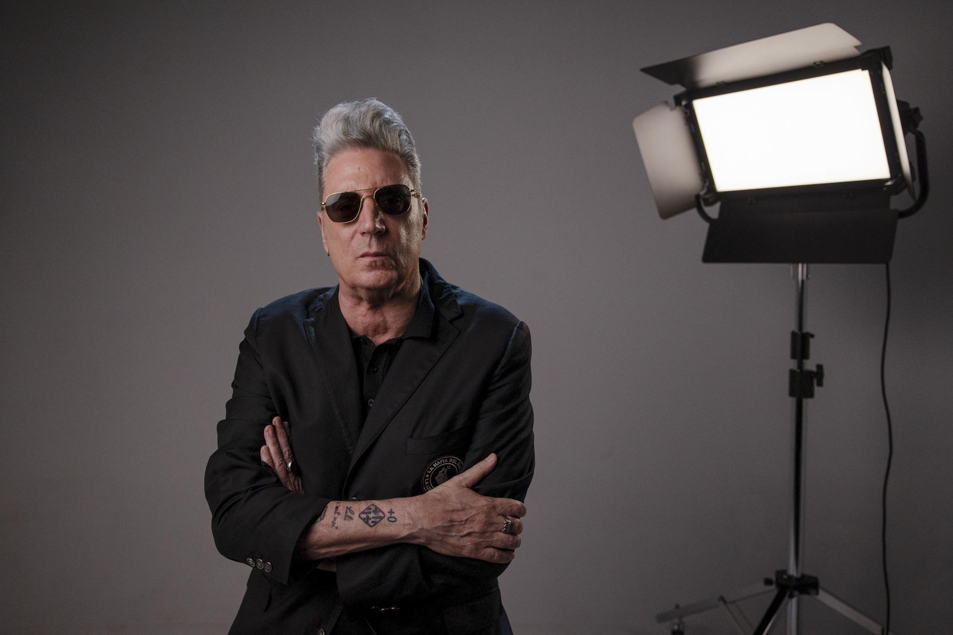 El cantante Loquillo durante una entrevista concedida a Efe con motivo del lanzamiento de su último trabajo. Loquillo sorprende este viernes con un disco que sirve como homenaje personal, pero también como tributo a lo que Lou Reed llamó 'Corazones legendarios' (así se llama el álbum), al rodearse para reinterpretar su extenso repertorio de grandes estrellas del rock patrio y de sorpresas como Raphael. EFE/Daniel González