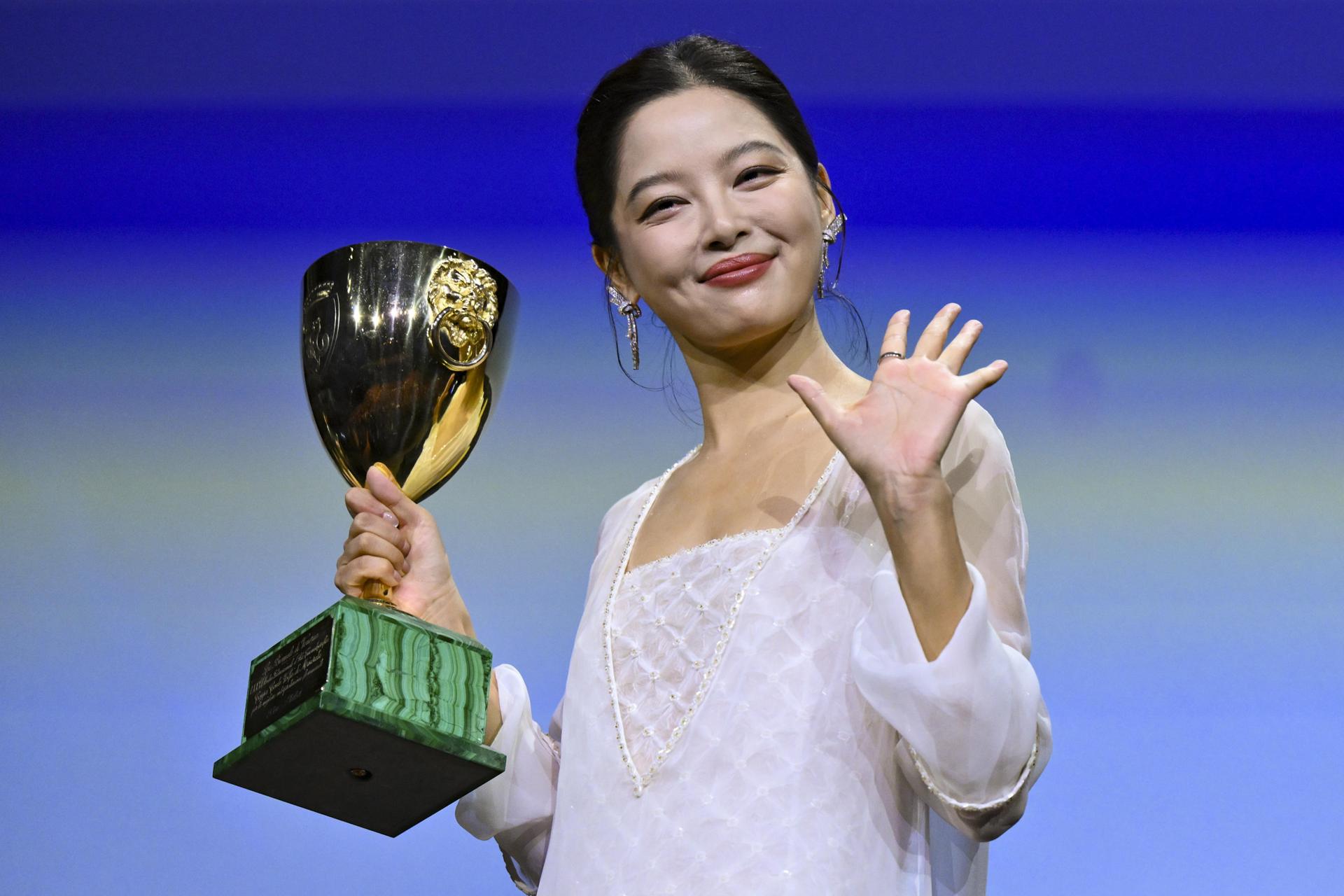 La china Xin Zhilei fue premiada este sábado con la Copa Volpi a la mejor actriz del 82º Festival de Venecia por su trabajo en el drama 'The sun rises on us all'. EFE/EPA/ETTORE FERRARI
