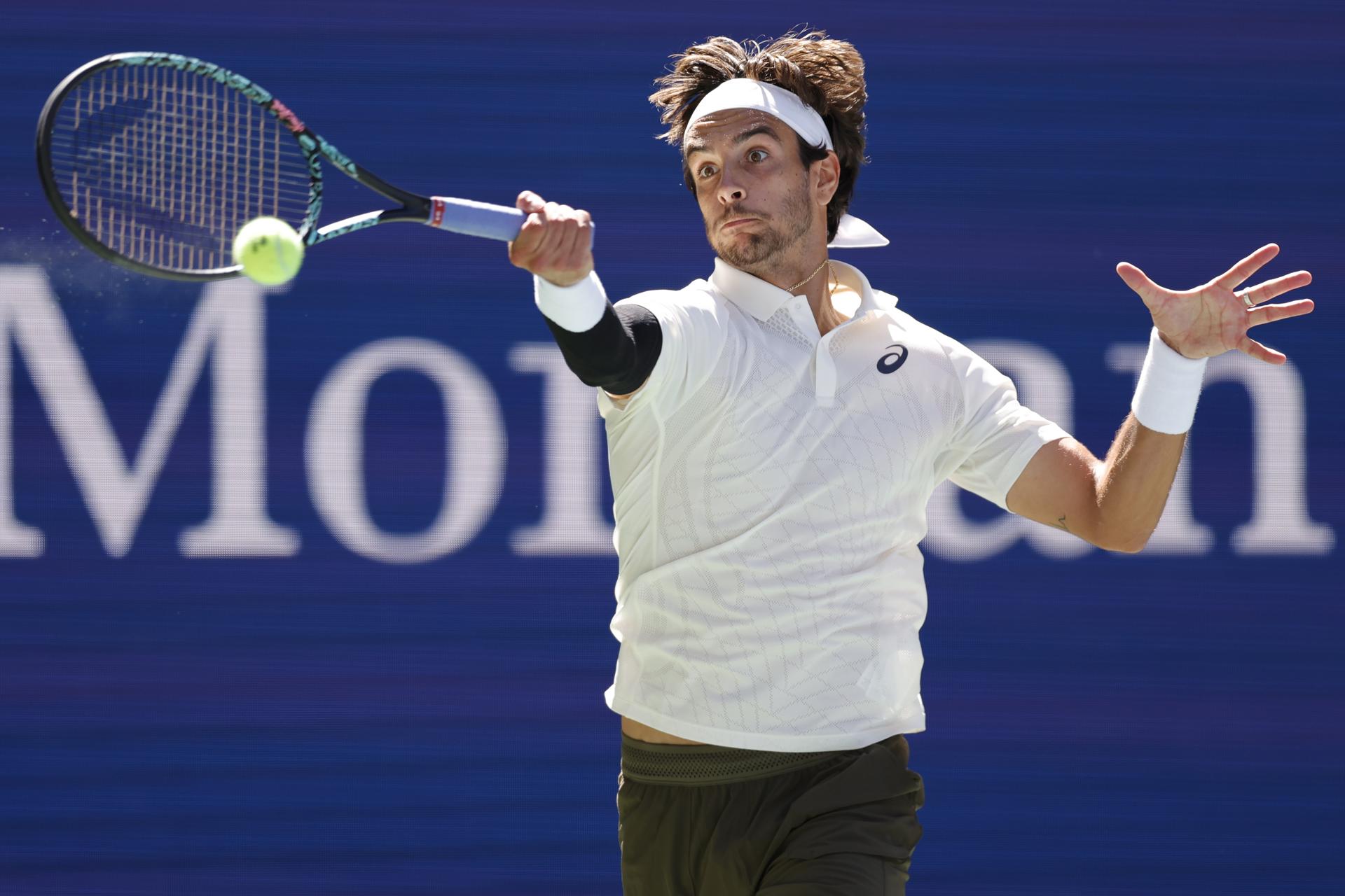 Lorenzo Musetti de Italia en acción contra Flavio Cobolli de Italia durante su partido de tercera ronda de individuales masculinos del Campeonato de Tenis Abierto de Estados Unidos. EFE/EPA/JOHN G. MABANGLO