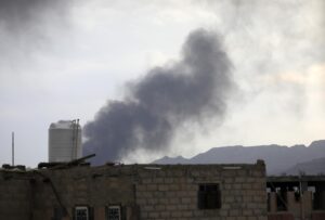 SANA'A (Yemen), 10/09/2025.- Smokes rise following Israeli strikes in Sana'a, Yemen, 10 September 2025. Israeli fighter jets have bombed positions in Sana'a in response to Houthi missile attacks on Israel, Houthi-run Al-Masirah TV reported. EFE/EPA/YAHYA ARHAB