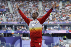 Jordan Díaz saluda con la medalla de oro en el podio de Triple Salto de los Juegos Olímpicos París 2024, el 10 de agosto de 2024. EFE/Julio Muñoz