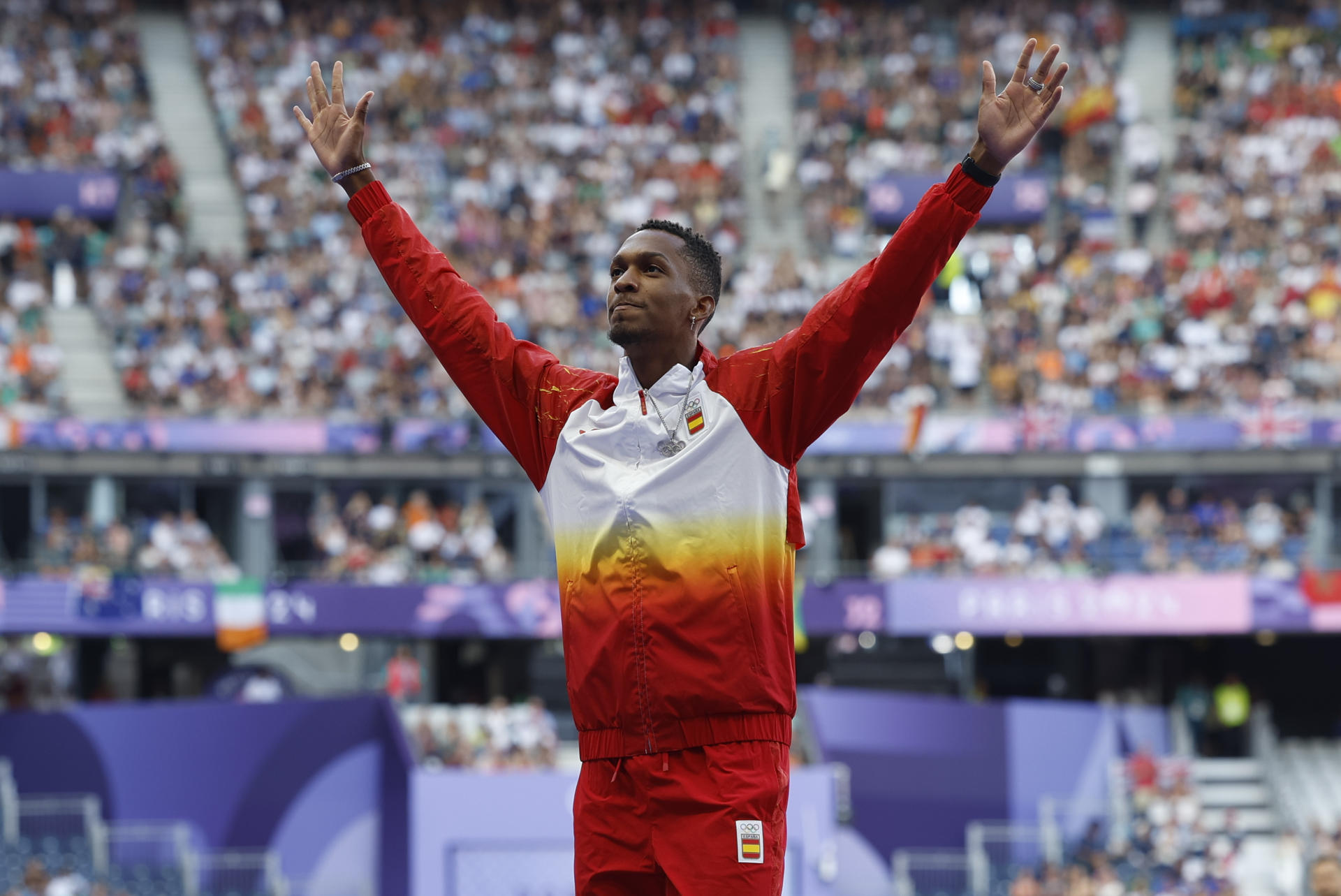 Jordan Díaz saluda con la medalla de oro en el podio de Triple Salto de los Juegos Olímpicos París 2024, el 10 de agosto de 2024. EFE/Julio Muñoz