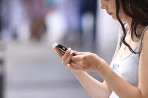 Una joven consulta su teléfono móvil. EFE/Pablo R.Seco