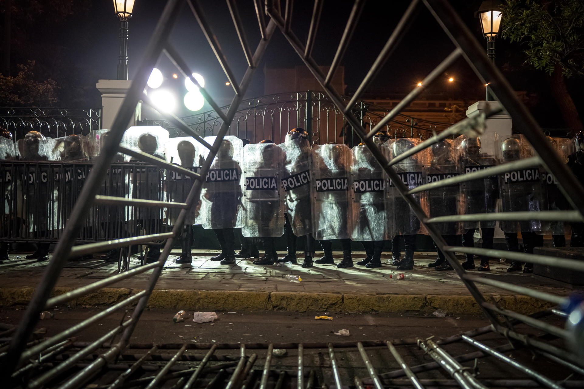 Un escuadrón de agentes de la Policía del Perú fue captado este domingo, 28 de septiembre, durante una protesta ciudadana antigubernamental, en Lima (Perú). EFE/John Reyes