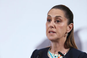 La presidenta de México, Claudia Sheinbaum, habla durante una rueda de prensa este lunes en el Palacio Nacional de la Ciudad de México (México). EFE/Mario Guzmán