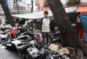 Julio Montoya, posa junto a sus pertenencias este jueves después de un desalojo en el Centro Histórico de la Ciudad de México (México). EFE/Mario Guzmán