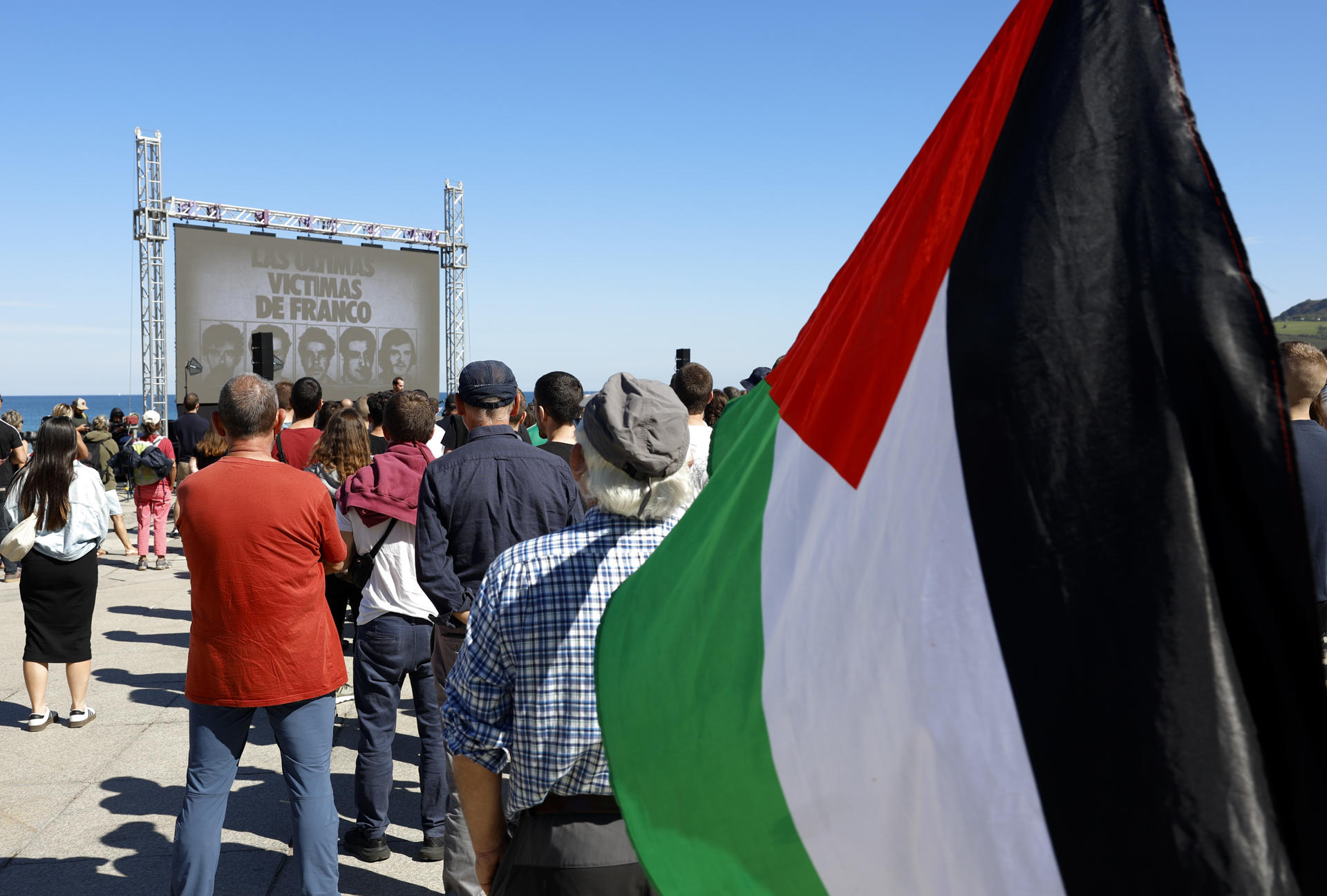 Acto celebrado este sábado en Zarautz (Guipuzkoa), en memoria de Juan Paredes 'Txiki' y Ángel Otaegi, miembros de ETA fusilados en la dictadura franquista hace 50 años. EFE/Juan Herrero.