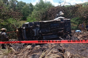 Integrantes del cuerpo de bomberos inspeccionan la zona donde un bus de transporte público, que cubría la ruta entre Cofradía y San Pedro Sula, se accidento este domingo, en la colonia Lempira en San Pedro Sula (Honduras). EFE/ José Valle