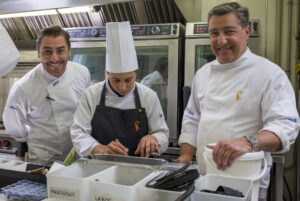 Imagen de archivo de los hermanos Joan (i) y Jordi Roca (d) trabajando en la cocina de su restaurante Celler de Can Roca de Girona. EFE/Julio Muñoz
