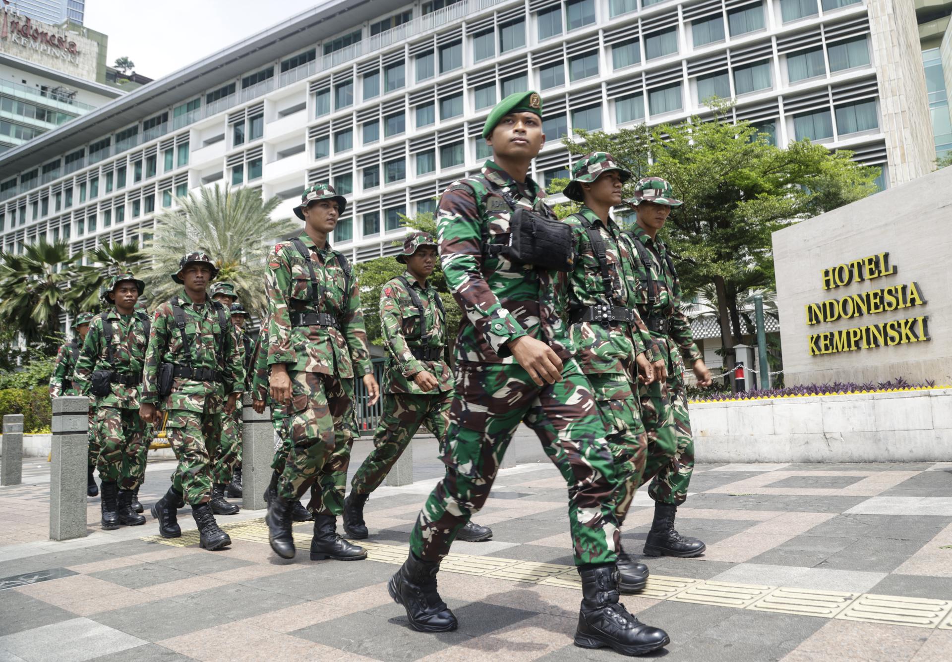 JAKARTA (Indonesia), 02/09/2025.- Indonesian Army members patrol near Indonesia Kempinski Hotel as they prepare for possible protests in Jakarta, Indonesia, 02 September 2025. Protests erupted across the country following the death of a motorbike hailing driver during an earlier protest against the housing allowance for members of parliament on the night of 28 August 2025. (Protestas) EFE/EPA/BAGUS INDAHONO