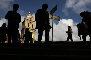 Personas caminan frente a la basílica de San Francisco este 3 de septiembre de 2025, en La Paz (Bolivia). EFE/ Luis Gandarillas