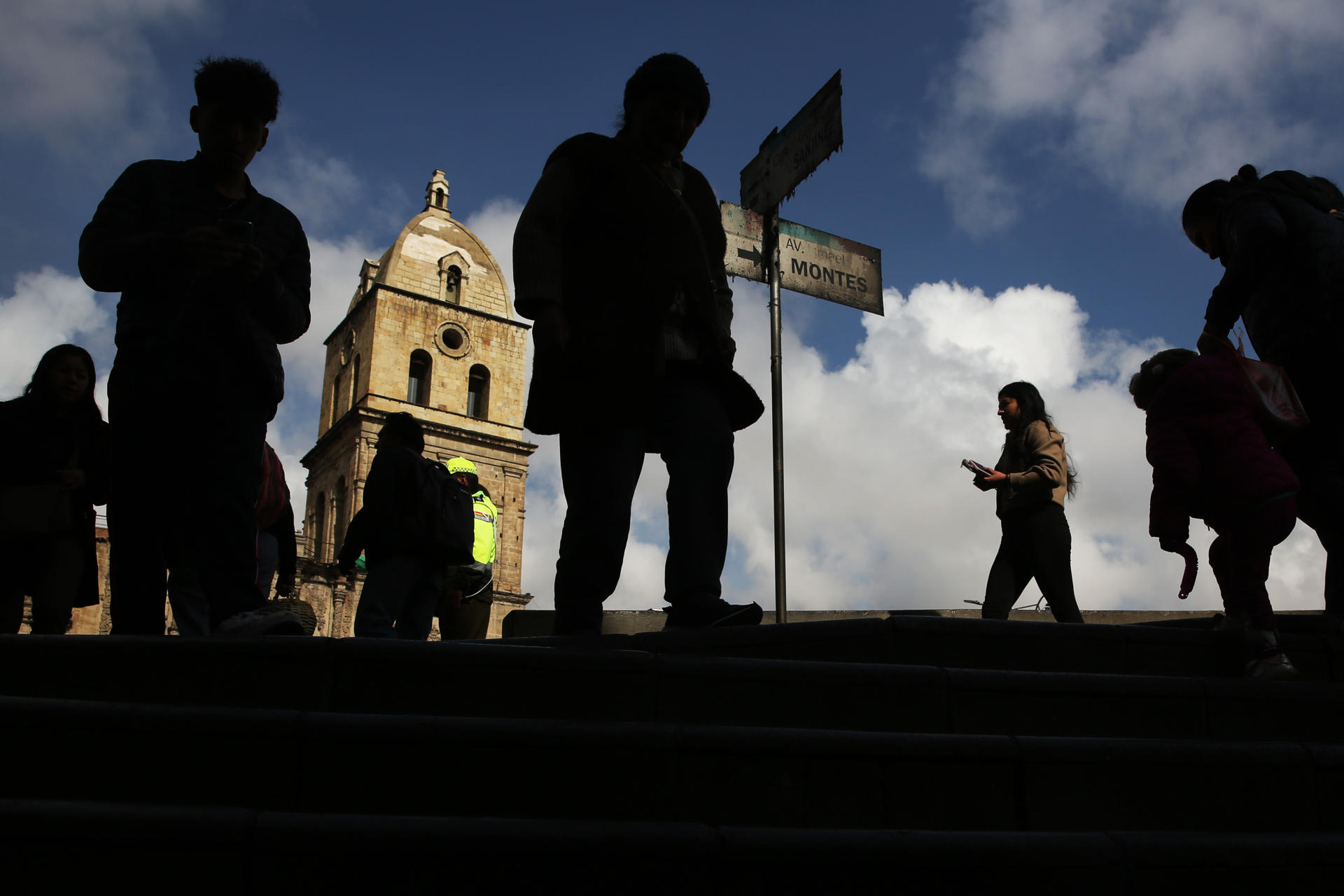 Personas caminan frente a la basílica de San Francisco este 3 de septiembre de 2025, en La Paz (Bolivia). EFE/ Luis Gandarillas