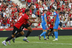 El delantero kosovar del Mallorca Vedat Muriqi (2i) celebra tras anotar un gol este domingo, durante el partido de la jornada 5 de LaLiga EA SPorts, entre el Real Mallorca y el Atlético de Madrid, que se disputó en el estadio de Son Moix de Palma de Mallorca. EFE/ CATI CLADERA