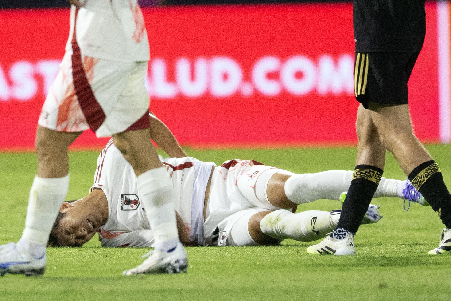 El defensa de Japón Hiroki Sekine (C) se agarra la espalda después de caer al césped tras disputar un cabezazo durante la segunda mitad del partido amistoso de fútbol entre Japón y México en Oakland, California, EE. UU. EFE/EPA/D. ROSS CAMERON