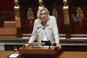 La líder del partido de extrema derecha francés ‘Rassemblement National’ (RN), Marine Le Pen, da su discurso mientras el primer ministro francés y su gobierno enfrentan una votación de confianza en la Asamblea Nacional Francesa en París, Francia, el 8 de septiembre de 2025. EFE/EPA/YOAN VALAT