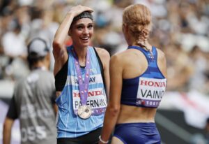 La uruguaya Julia Paternain (i) logró la medalla de bronce en el maratón femenino de los Mundiales de Tokio. EFE/EPA/FRANCK ROBICHON