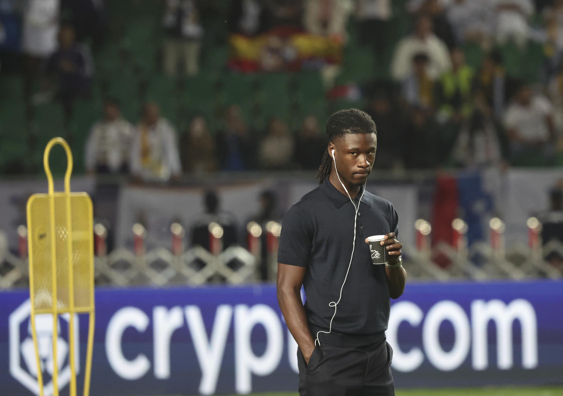 Eduardo Camavinga reconoce el terreno de juego en Almaty. EFE/EPA/MAXIM SHIPENKOV
