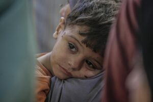 Imagen de un niño en el Hospital Al Shifa en Gaza, el 3 de septiembre de 2025. EFE/EPA/MOHAMMED SABER