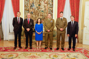 Jorge Fombellida, exdirector de la Feria de Valencia, y el soldado Diego Santillana, junto a la ministra de Defensa, Margarita Robles (3i), reciben la Cruz del Mérito Militar con distintivo blanco este viernes. EFE/ Rubén Somonte Ministerio De Defensa  SOLO USO EDITORIAL SOLO DISPONIBLE PARA ILUSTRAR LA NOTICIA QUE ACOMPAÑA (CRÉDITO OBLIGATORIO)