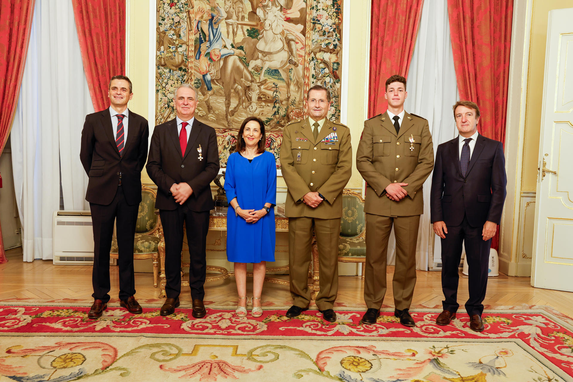 Jorge Fombellida, exdirector de la Feria de Valencia, y el soldado Diego Santillana, junto a la ministra de Defensa, Margarita Robles (3i), reciben la Cruz del Mérito Militar con distintivo blanco este viernes. EFE/ Rubén Somonte Ministerio De Defensa  SOLO USO EDITORIAL SOLO DISPONIBLE PARA ILUSTRAR LA NOTICIA QUE ACOMPAÑA (CRÉDITO OBLIGATORIO)