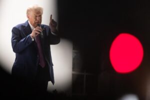 El presidente de Estados Unidos, Donald Trump, al intervenir este viernes, 5 de septiembre, durante una cena con miembros del Congreso, en los jardines de la Casa Blanca, en Washington DC (EE.UU.). EFE/Francis Chung/Pool