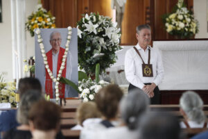 Personas asisten a las exequias del sacerdote jesuita José María Tojeira este martes, en la parroquia El Carmen, en Santa Tecla (El Salvador). EFE/ Rodrigo Sura