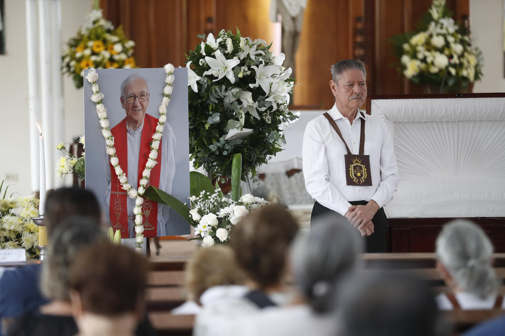 Personas asisten a las exequias del sacerdote jesuita José María Tojeira este martes, en la parroquia El Carmen, en Santa Tecla (El Salvador). EFE/ Rodrigo Sura
