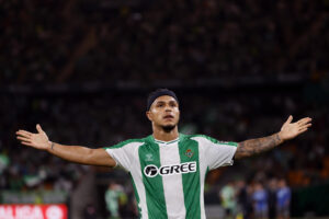 El delantero colombiano del Betis, Cucho Hernández, celebra el segundo gol del equipo bético durante el encuentro correspondiente a la jornada 7 de Laliga EA Sports que disputan domingo Betis y Osasuna en el estadio de La Cartuja, en Sevilla. EFE / Julio Muñoz.