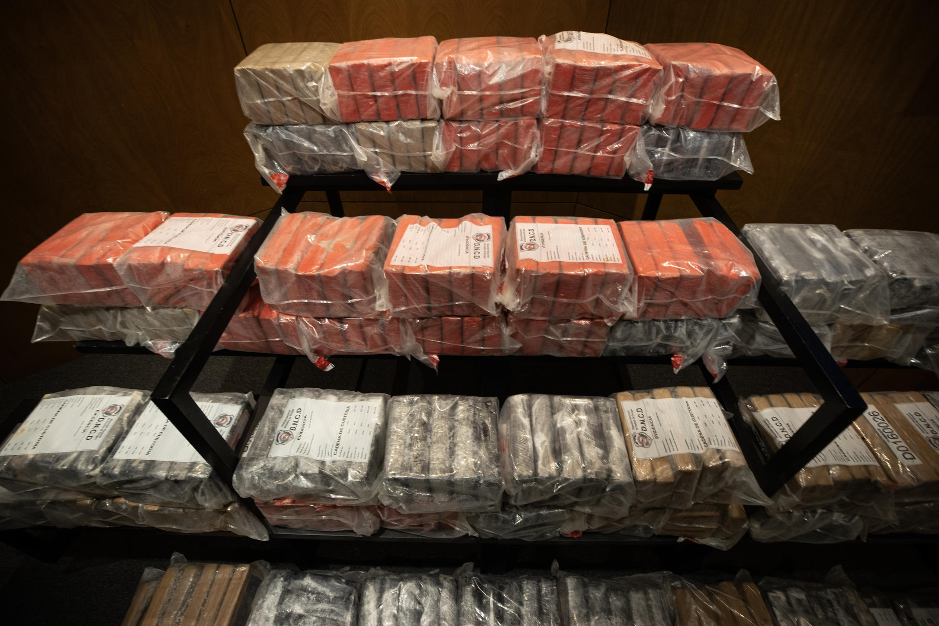 Detalle de los 377 paquetes de la presunta cocaína que iba a bordo de la más reciente embarcación bombardeada por el Ejército los Estados Unidos en aguas del mar Caribe, este domingo, 21 de septiembre, en Santo Domingo (República Dominicana). EFE/Orlando Barría