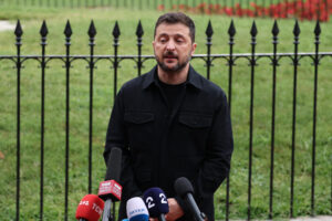 Fotografía del presidente de Ucrania, Volodímir Zelenski, este 22 de septiembre de 2025, en la plaza de Lafayette, frente a la Casa Blanca, en Washington (EE.UU). EFE/ Octavio Guzmán