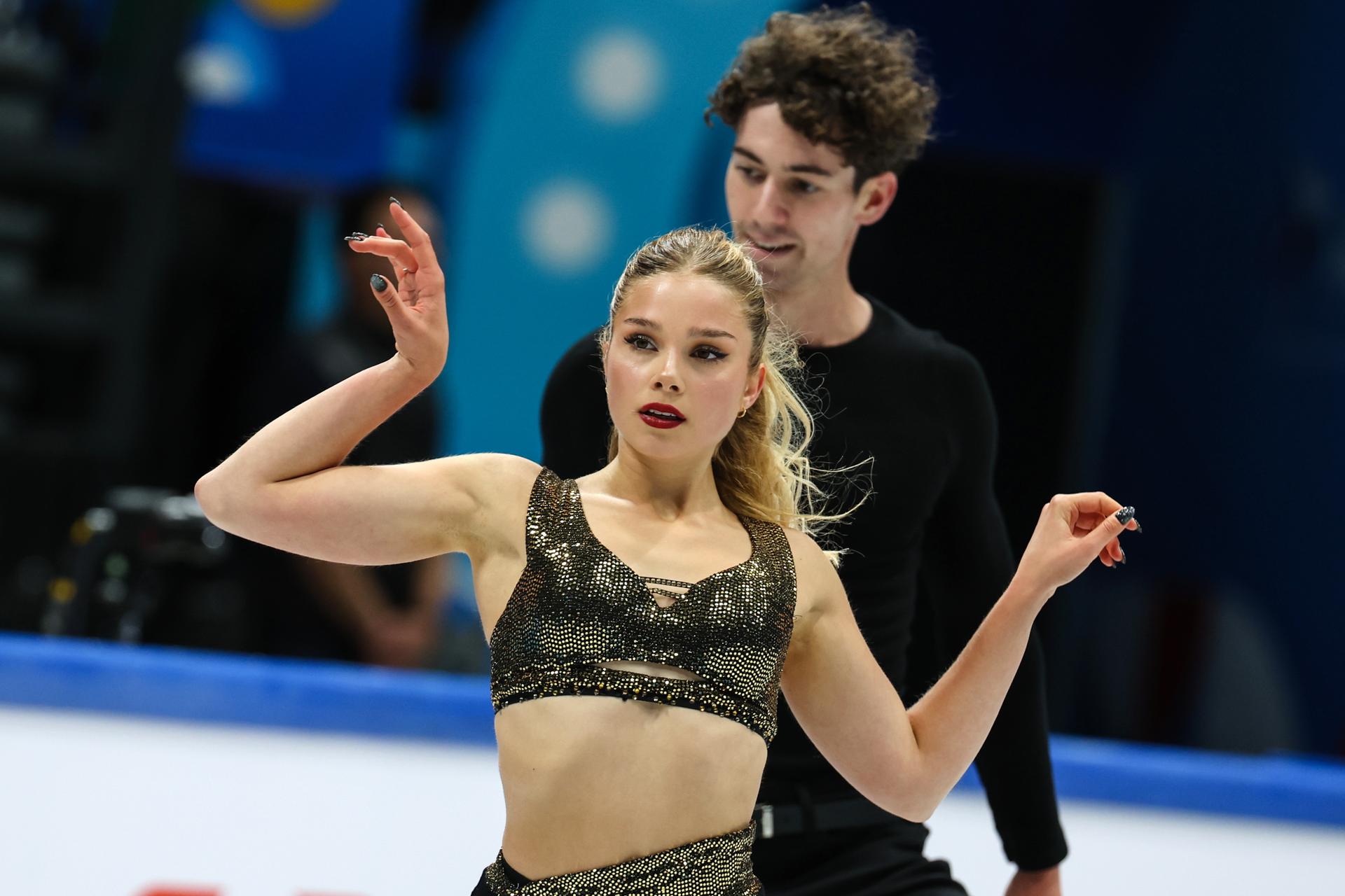 La pareja formada por los españoles Sofía Val y Asaf Kazimov durante un entrenamiento este jueves. EFE/EPA/WU HAO
