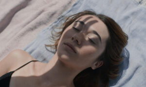 Imagen cedida por el Festival Internacional de Cine de Toronto(TIFF) que muestra a la actriz Zoe Stein en un fotograma de la película 'Forastera'. EFE/ Festival Internacional de Cine de Toronto