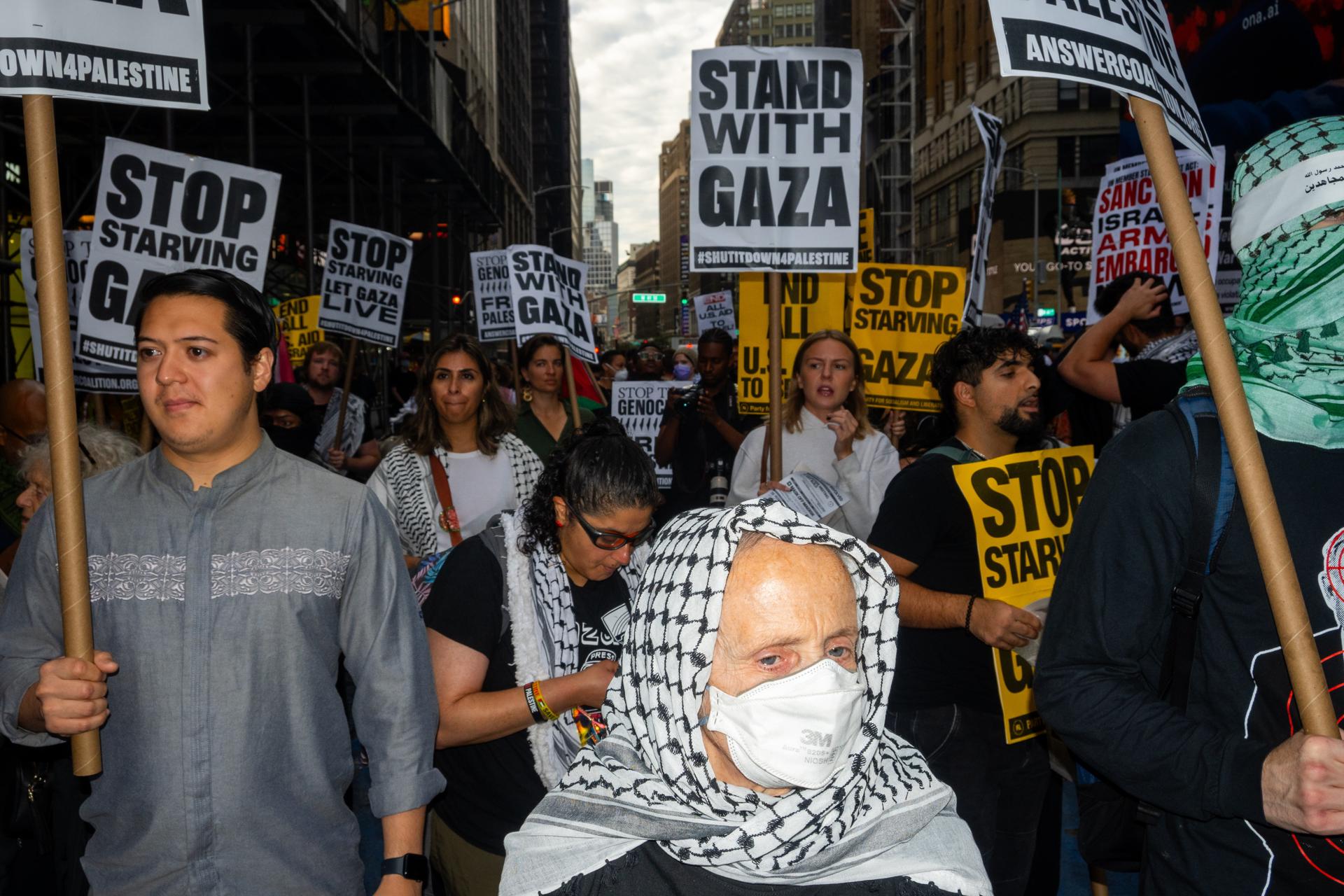 Personas en apoyo a Palestina protestan por la visita del primer ministro israelí, Benjamin Netanyahu, a las Naciones Unidas en Nueva York, EE.UU EFE/EPA/JOHN TAGGART
