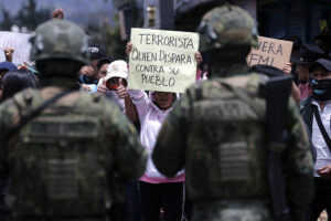 Foto de archivo de personas se manifiestan a las afueras del Coliseo de Otavalo durante un evento presidencial, en Otavalo (Ecuador). EFE/ Jose Jacome