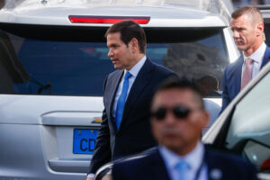 El secretario de Estado de los Estados Unidos, Marco Rubio (c), llega al Palacio de Gobierno este jueves, en Quito (Ecuador). EFE/José Jácome
