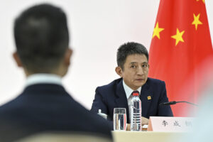 MADRID, 15/09/2025.- Un momento de la rueda de prensa que miembros de la delegación china han ofrecido al término de una reunión en el ámbito de la nueva ronda de negociaciones comerciales entre China y los Estados Unidos que se ha celebrado este lunes en Madrid. EFE/ Fernando Villar