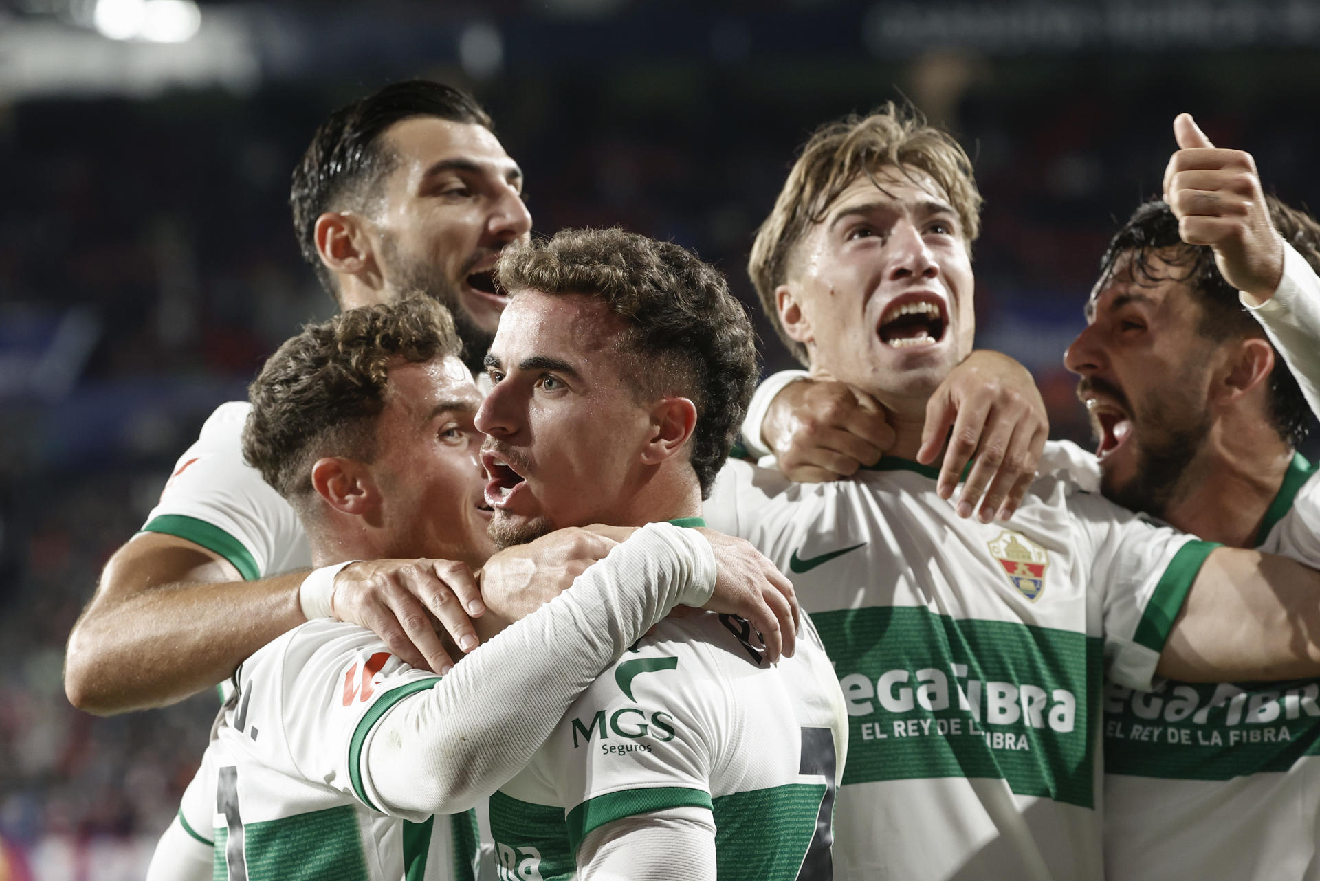 Los jugadores del Elche celebran tras marcar ante Osasuna, durante el partido de la sexta jornada de LaLiga de fútbol que CA Osasuna y Elche CF han disputado en el estadio El Sadar, en Pamplona. EFE/Jesús Diges