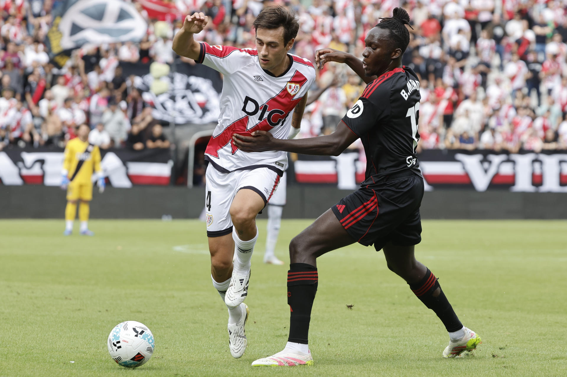 Pedro Díaz, del Rayo Vallecano, disputa el balón con B. Mendy, del Sevilla, durante el partido correspondiente a la jornada 7 de LaLiga disputado este domingo en el Estadio de Vallecas. EFE/ Sergio Pérez
