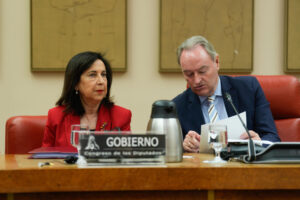 Imagen de archivo del presidente de la Comisión de Defensa en el Congreso de los Diputados, Alberto Fabra, junto a la ministra de Defensa, Margarita Robles. EFE/ Borja Sánchez-Trillo