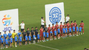 Dos equipos forman en el centro del campo antes de un partido de la Superliga de Fútbol de Jiangsu, una competición amateur que ha convertido a trece urbes chinas orgullosas de su identidad en un mosaico de Ciudades Estadio. EFE/Cadena estatal china CGTN/ SOLO USO EDITORIAL/SOLO DISPONIBLE PARA ILUSTRAR LA NOTICIA QUE ACOMPAÑA (CRÉDITO OBLIGATORIO)